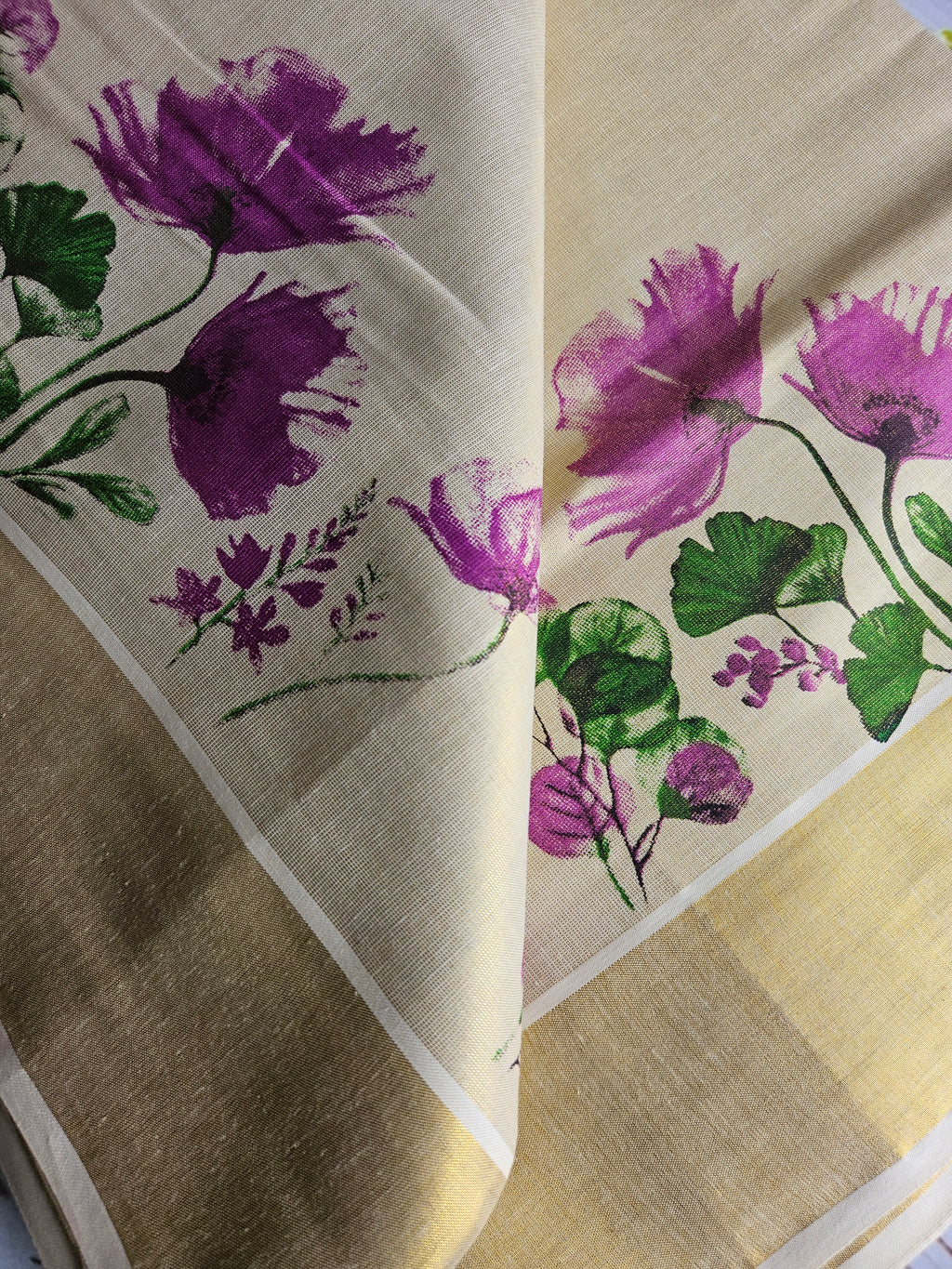 Kerala Kasavu Tissue Saree - Elegant Spray Painted Traditional Wear - All things Beautiful ✨️